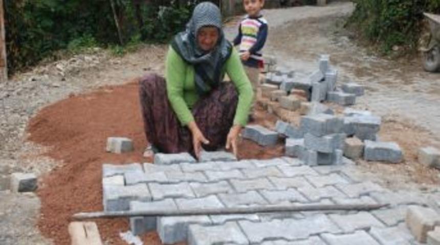 Elinin hamuruyla parke taşı d&ouml;şedi