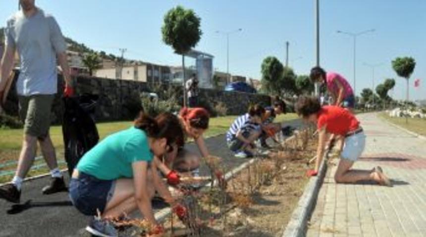 D&uuml;nya gen&ccedil;leri Aliağa'da &ccedil;evre ve barış i&ccedil;in buluştu