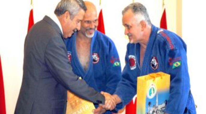 Bujitsu sporcuları İzmir Valisi Kıra&ccedil;'ı ziyaret etti