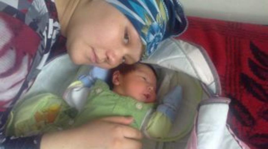 2 g&uuml;nl&uuml;k bebeğini nezarethanede emziriyor