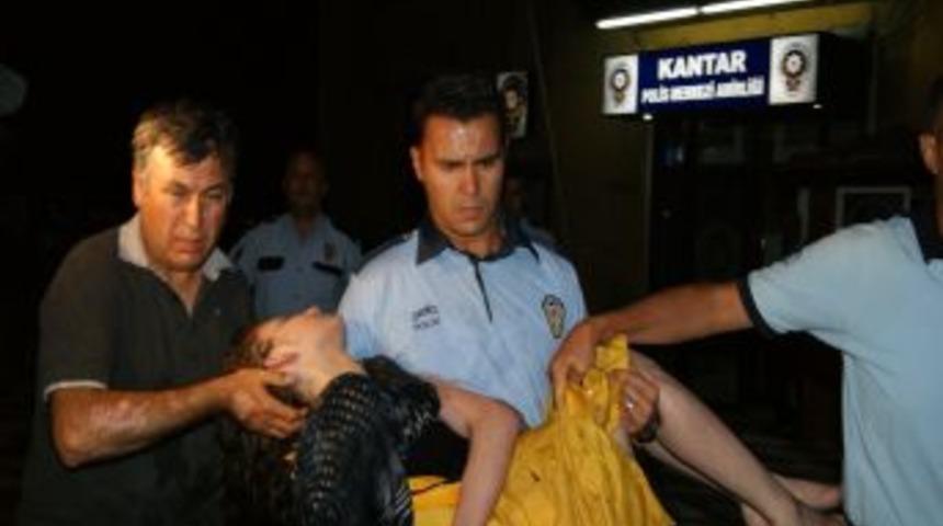 Denize d&uuml;şen gen&ccedil; kızı polis kurtardı