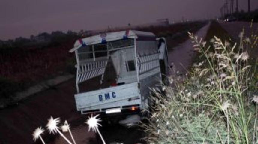 Tarım iş&ccedil;ilerini taşıyan kamyonet trakt&ouml;re &ccedil;arpıp kanala u&ccedil;tu: 4 &ouml;l&uuml; 23 yaralı