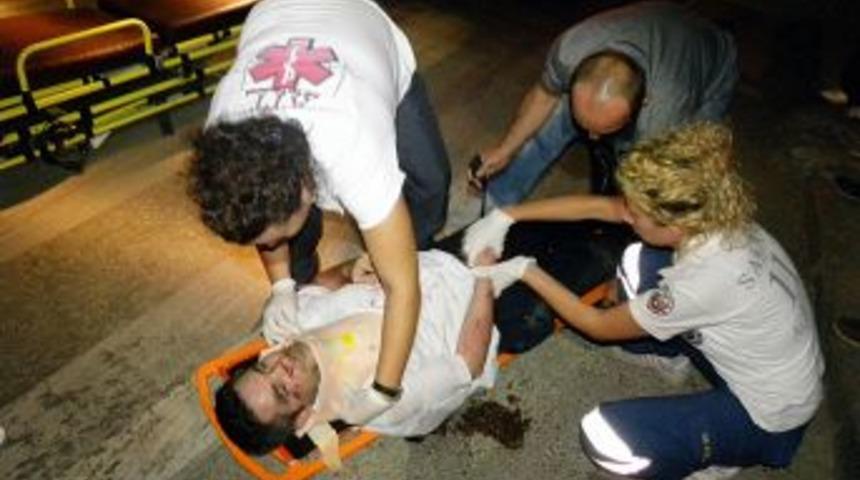 Yaya ge&ccedil;idinde otomobilin &ccedil;arptığı şahıs ağır yaralandı