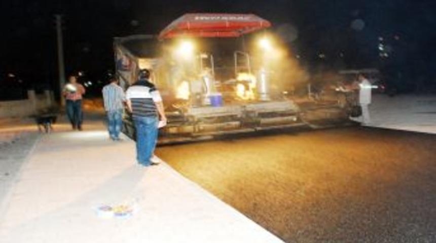 Belediye asfalt çalışmasını sıcaktan dolayı gece yapıyor