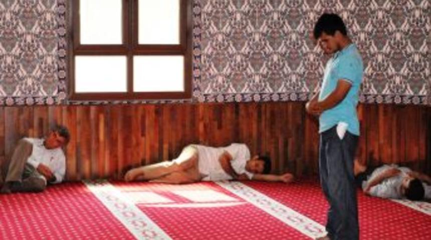 Cemaat bu camiden &ccedil;ıkmak istemiyor