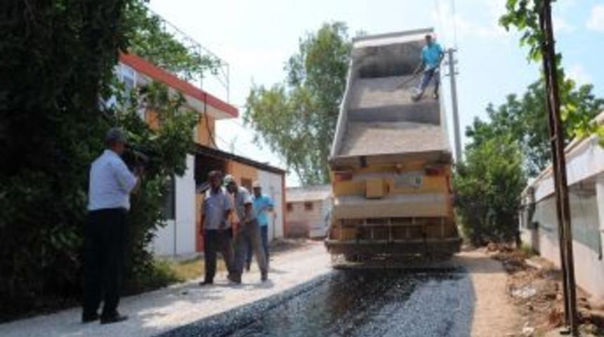 Belediye, engelli vatandaşın evinin &ouml;n&uuml;n&uuml; asfaltladı