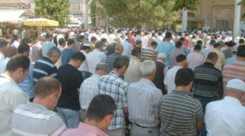 Ramazan'ın ilk Cuma namazında camiler doldu, taştı