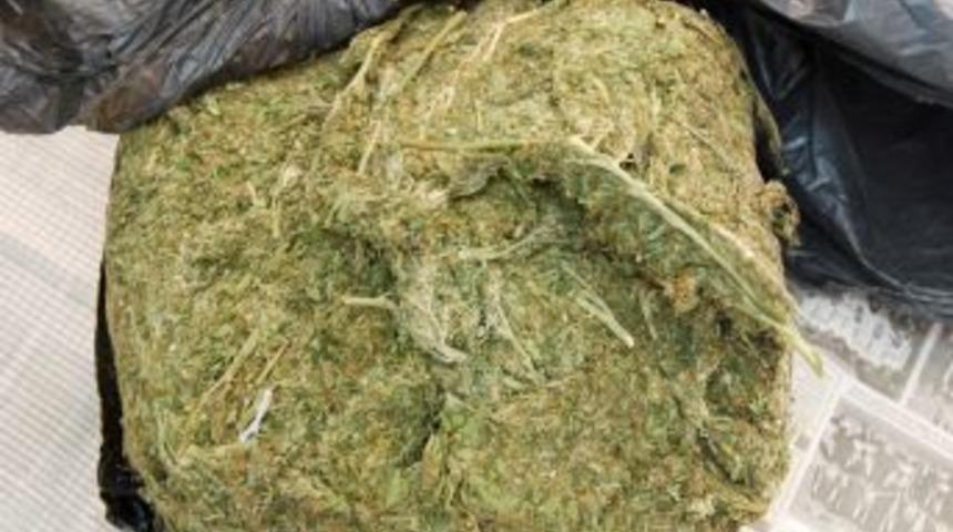 Uyuşturcu sevkıyatında &ccedil;ocuklarını da yanlarında g&ouml;t&uuml;ren &ccedil;ift yakalandı