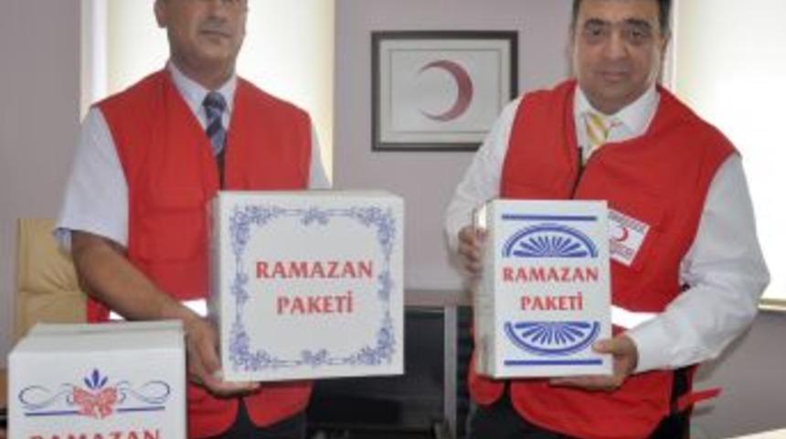 Marketten alışveriş yapan müşteriler bir gıda paketi de fakirler için alıyor