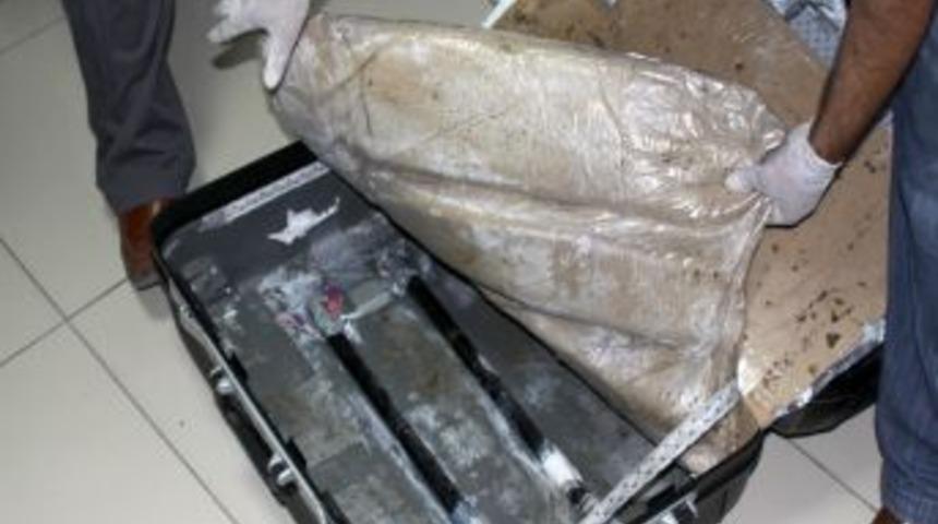 Narkotik köpekleri uyuşturucuyu farketmesin diye esanslı parfüm sıkmış