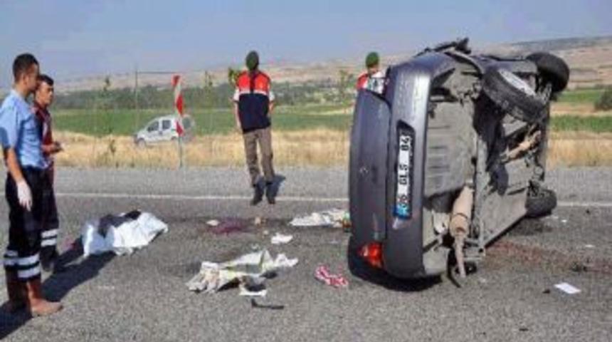 Otomobil takla attı: Anne ve 2 &ccedil;ocuğu &ouml;ld&uuml;, baba ağır yaralı