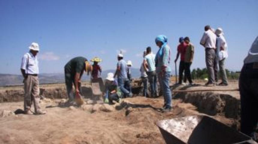 Hacılar&rsquo;da insan kemiklerinden yapılan aletler bulundu