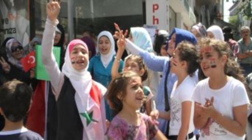 İstanbul'da yaşayan Suriyeliler Esad'ı protesto etti