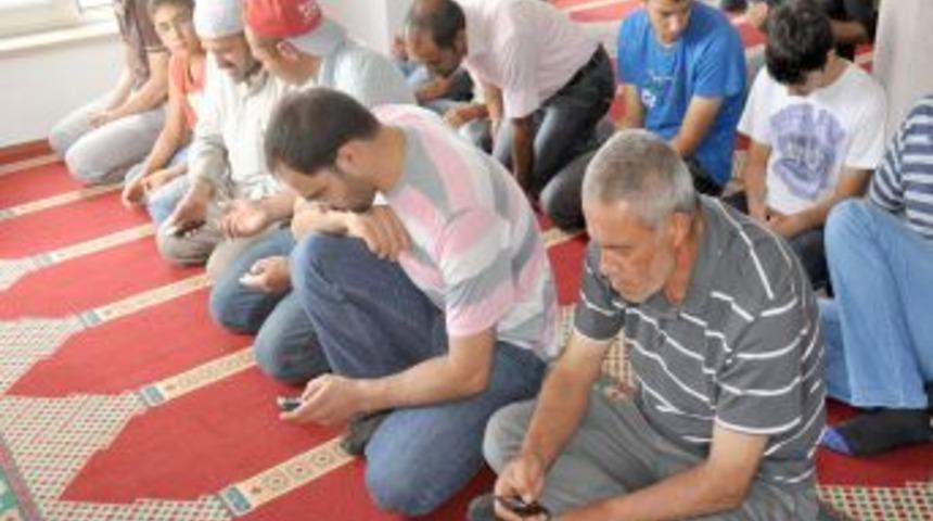 Cuma namazında cemaat Afrika&rsquo;ya yardım i&ccedil;in cep telefonlarına sarıldı