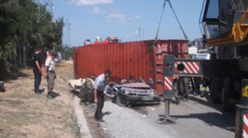 Konteynır otomobilin &uuml;zerine d&uuml;şt&uuml;: 3 &ouml;l&uuml;