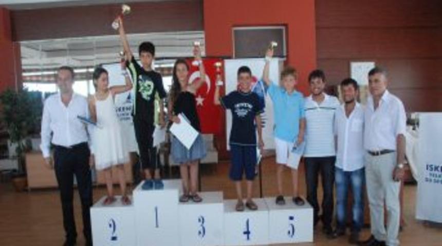 Minik yelkencilere belge ve madalyaları verildi