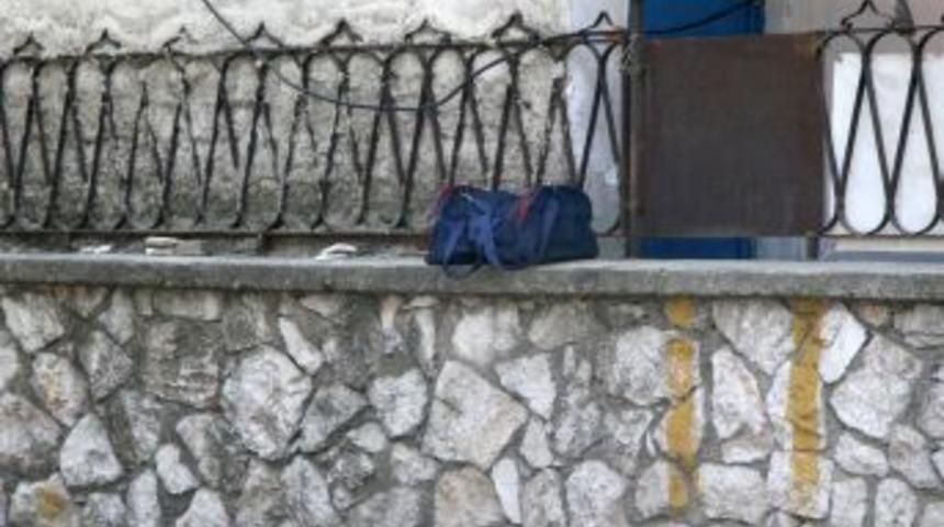 Okul duvarına bırakılan ş&uuml;pheli &ccedil;anta polisi alarma ge&ccedil;irdi