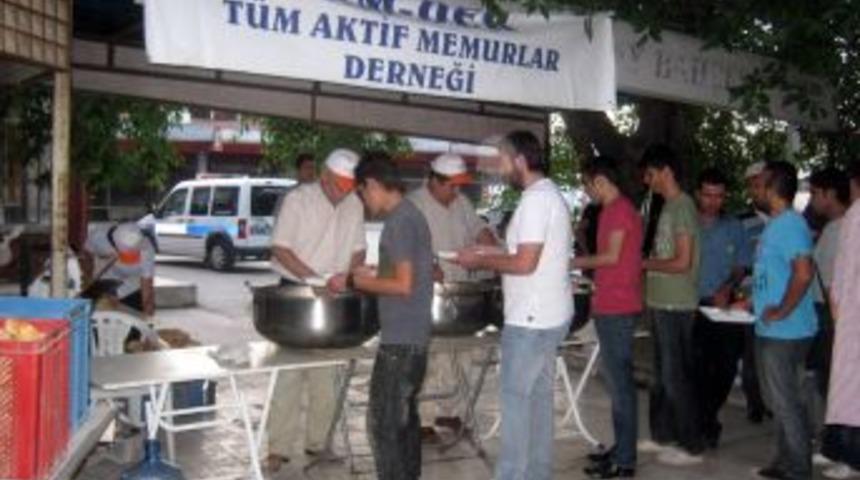 Bir kişiye de siz iftar açtırın