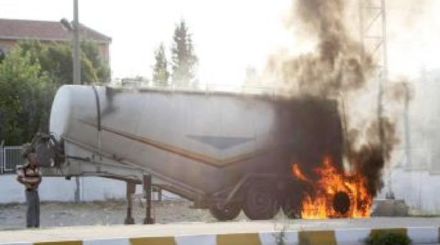 Seyir halindeyken alev alan TIR&rsquo;ın dorsesi g&uuml;&ccedil;l&uuml;kle s&ouml;nd&uuml;r&uuml;ld&uuml;