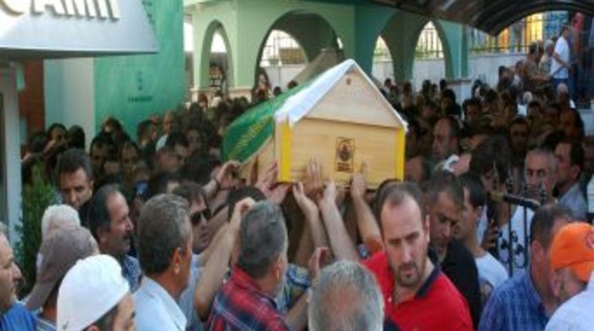 Kaza kurbanı genci il&ccedil;e halkı uğurladı