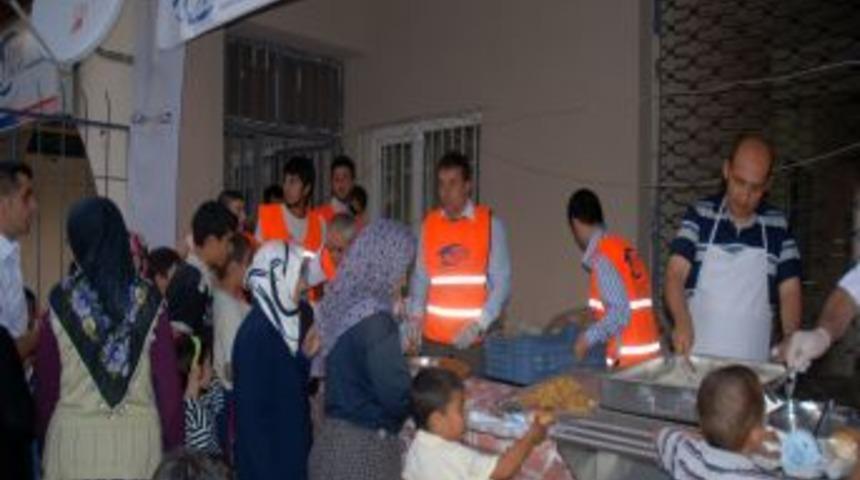 H&Uuml;RSİAD'dan yardıma muhta&ccedil; vatandaşlara iftar