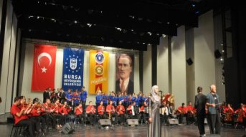 Boşnak, Hırvat ve Sırp gen&ccedil;ler ilahileri hep bir ağızdan seslendirdi