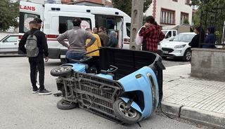 &Ccedil;orum&rsquo;da hafif ticari ara&ccedil; ile elektrikli motosiklet &ccedil;arpıştı: 1&rsquo;i &ccedil;ocuk 2 yaralı