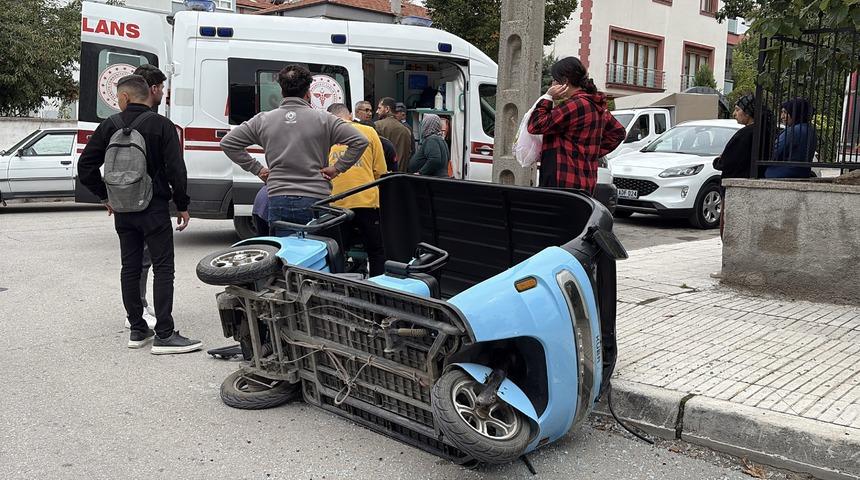 &Ccedil;orum&rsquo;da hafif ticari ara&ccedil; ile elektrikli motosiklet &ccedil;arpıştı: 1&rsquo;i &ccedil;ocuk 2 yaralı