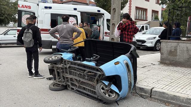 Çorum’da hafif ticari araç ile elektrikli motosiklet çarpıştı: 1’i çocuk 2 yaralı