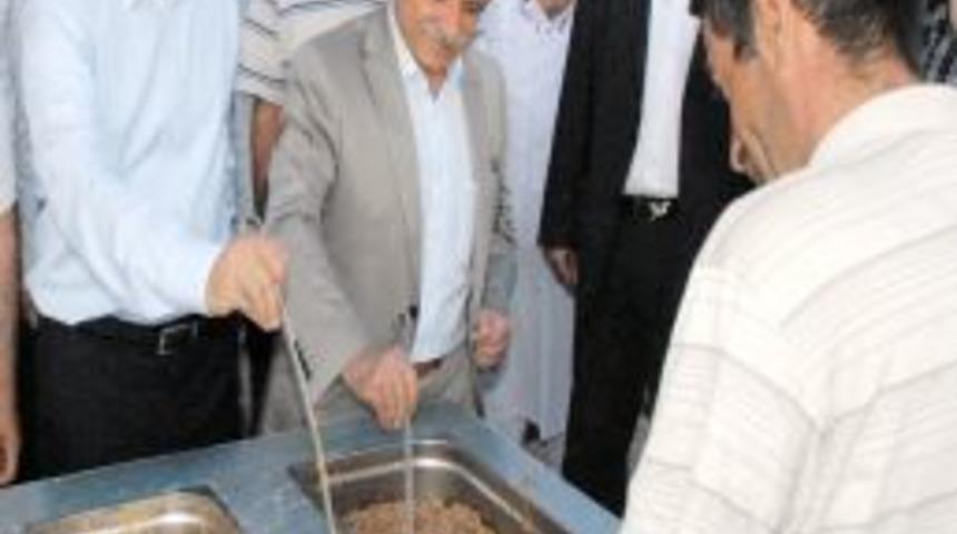 Bakan Yıldız, iftar &ccedil;orbasını kendi elleriyle dağıttı