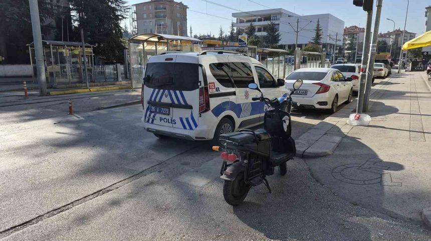 Elektrikli bisiklet ile &ccedil;arpışan otomobil olay yerinden ka&ccedil;tı