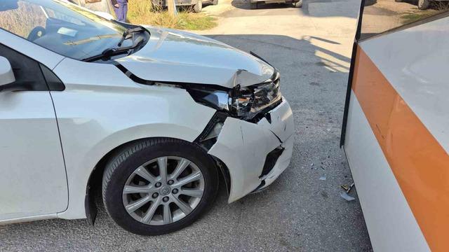 Eskişehir&rsquo;de belediye otob&uuml;s&uuml; ile otomobil &ccedil;arpıştı: 2 &ouml;ğrenci yaralandı 3