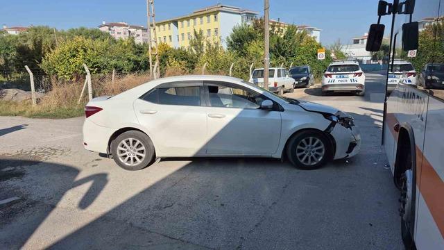 Eskişehir&rsquo;de belediye otob&uuml;s&uuml; ile otomobil &ccedil;arpıştı: 2 &ouml;ğrenci yaralandı 2