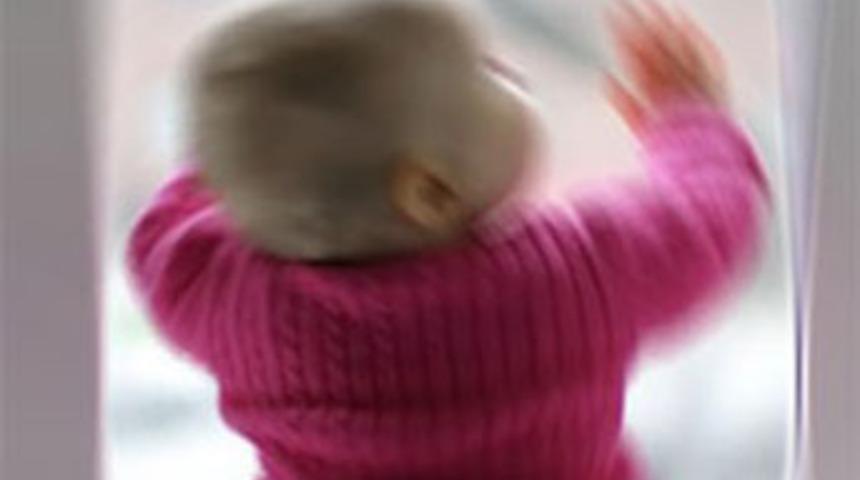 3. kattan d&uuml;şen bebek s&uuml;r&uuml;nd&uuml;, farkedildi