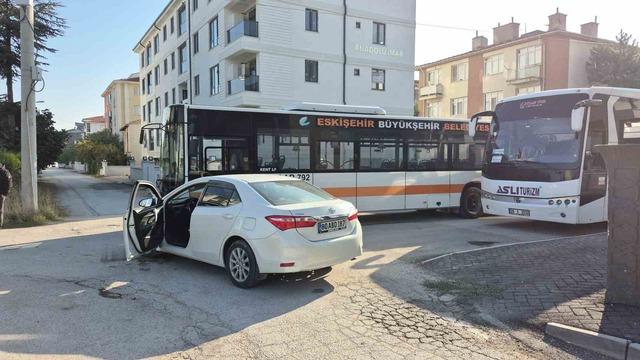 Eskişehir&rsquo;de belediye otob&uuml;s&uuml; ile otomobil &ccedil;arpıştı: 2 &ouml;ğrenci yaralandı 1