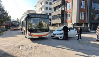 Eskişehir&rsquo;de belediye otob&uuml;s&uuml; ile otomobil &ccedil;arpıştı: 2 &ouml;ğrenci yaralandı