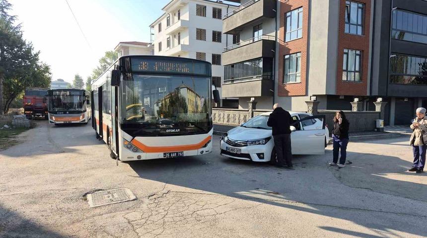Eskişehir&rsquo;de belediye otob&uuml;s&uuml; ile otomobil &ccedil;arpıştı: 2 &ouml;ğrenci yaralandı