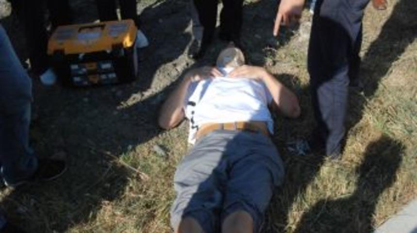 Otomobil, motosiklete &ccedil;arptı: 1 yaralı