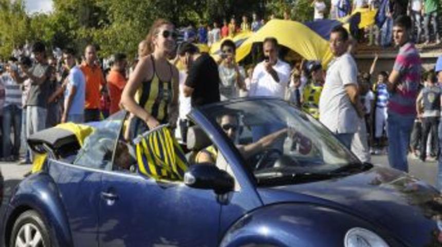 Metris'e gelen Fenerbah&ccedil;eli taraftarlardan Aziz Yıldırım'a destek