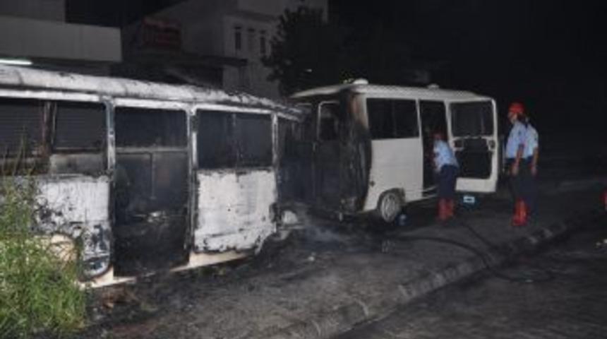 Park halindeki 2 minib&uuml;s yandı