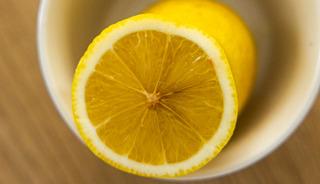 Yarım kalan limonu &ccedil;&ouml;pe atmayın! Kesik tarafını b&ouml;yle koyunca 7 g&uuml;ne kadar dayanıyor