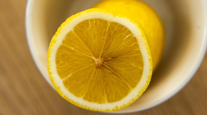 Yarım kalan limonu &ccedil;&ouml;pe atmayın! Kesik tarafını b&ouml;yle koyunca 7 g&uuml;ne kadar dayanıyor