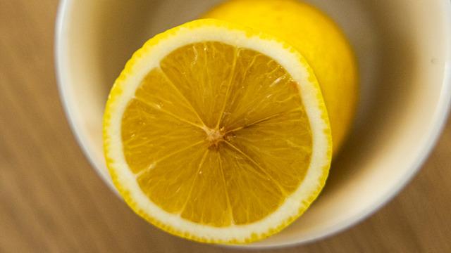 Yarım kalan limonu çöpe atmayın! Kesik tarafını böyle koyunca 7 güne kadar dayanıyor