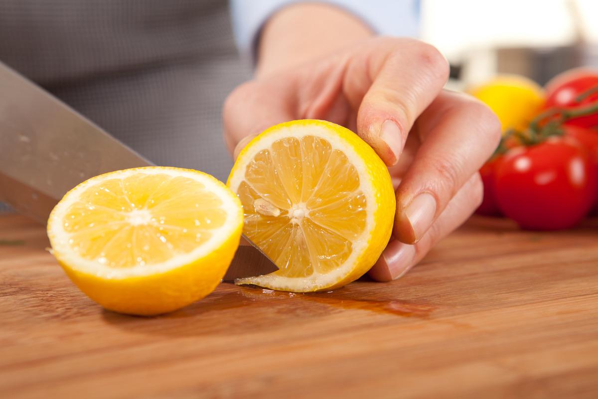 Yarım kalan limonu çöpe atmayın! Kesik tarafını böyle koyunca 7 güne kadar dayanıyor 1