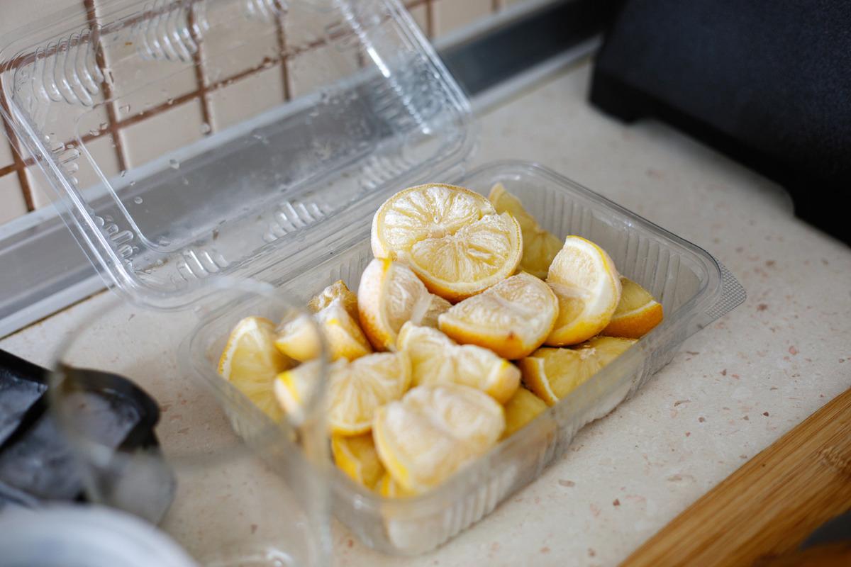 Yarım kalan limonu çöpe atmayın! Kesik tarafını böyle koyunca 7 güne kadar dayanıyor 3