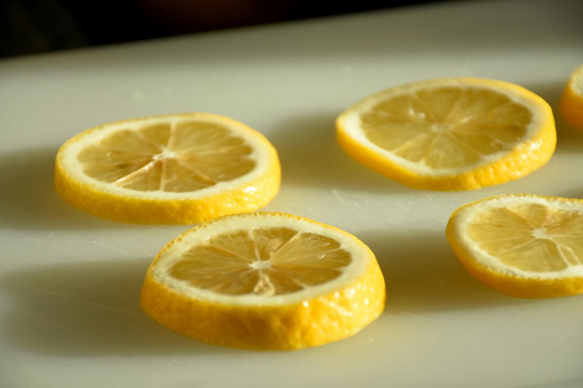 Yarım kalan limonu çöpe atmayın! Kesik tarafını böyle koyunca 7 güne kadar dayanıyor 4