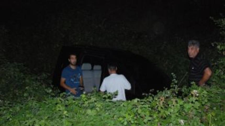 Otomobil 20 metreden &ccedil;alılıklara u&ccedil;tu