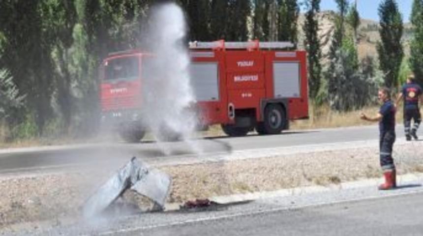 Kamyonetin kasasında &ccedil;ıkan yangından son anda kurtuldular