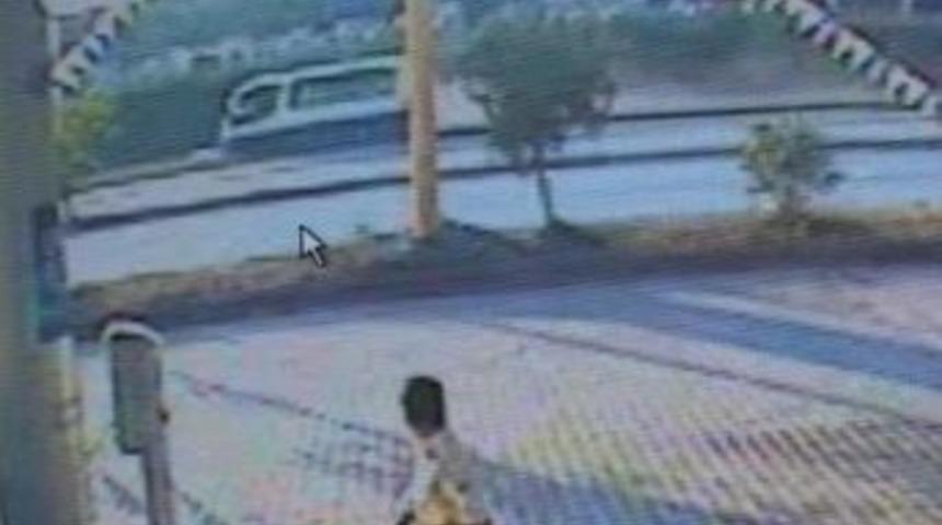 Zonguldak&rsquo;ta 1 &ouml;ğrencinin &ouml;ld&uuml;ğ&uuml; kaza g&uuml;venlik kamerasına yansıdı