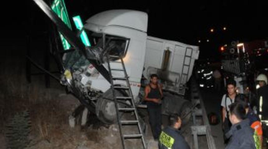 Y&ouml;n levhasına &ccedil;arpan TIR s&uuml;r&uuml;c&uuml;s&uuml; ara&ccedil;ta sıkıştı